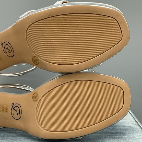 NEW Chinese Laundry Taryn Dress Heels Silver Size 9 - Picture 11 of 11